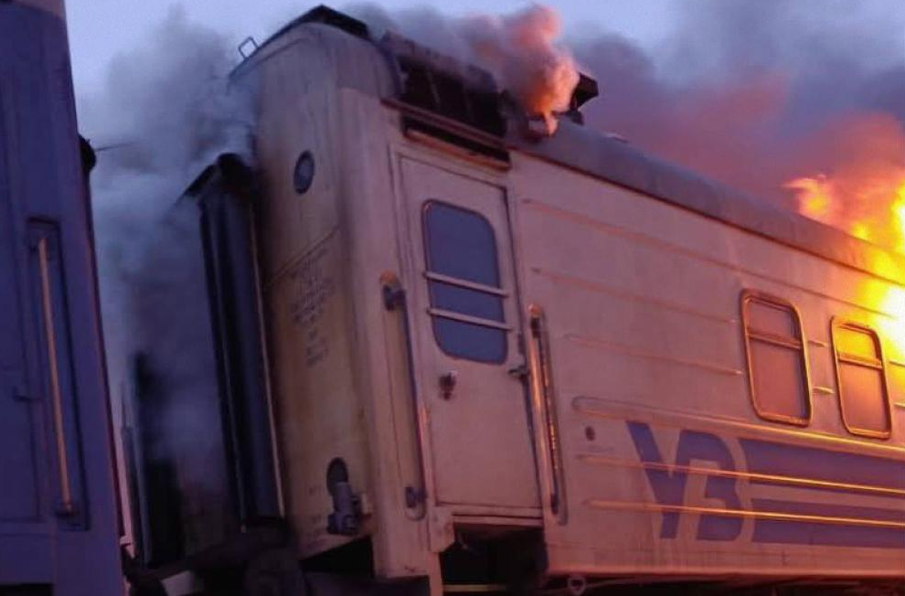 Росіяни вдарили трьома "Шахедами" по пасажирському потягу на Харківщині, є поранені